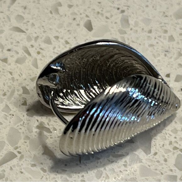 Shell Stud copper Earrings - Picture 6 of 15